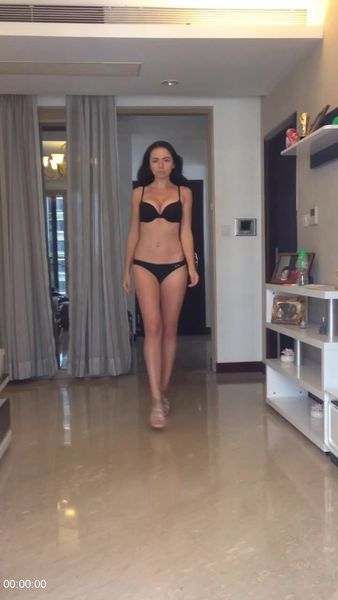[Image: 112298815_Alena_Gladunenko_Catwalk.jpg]