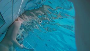 underwater_voyeur_in_sauna_pool t7otsk7lpy