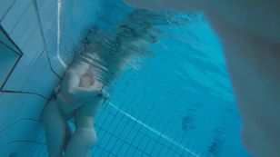 underwater_voyeur_in_sauna_pool 37otsklc1h