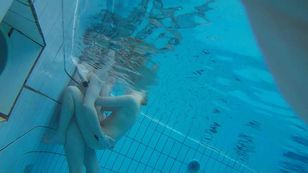 underwater_voyeur_in_sauna_pool w7otskna1b