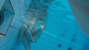 underwater_voyeur_in_sauna_pool a7otskopke