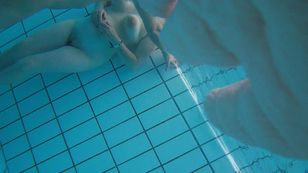 underwater_voyeur_in_sauna_pool x7otslbcwr