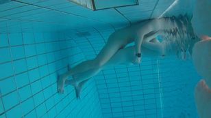 underwater_voyeur_in_sauna_pool b7otso57cn
