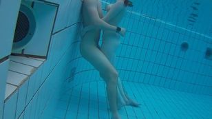 underwater_voyeur_in_sauna_pool y7otsolovx