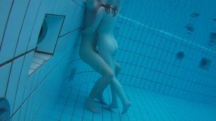 underwater_voyeur_in_sauna_pool w7otsooz4l