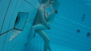underwater_voyeur_in_sauna_pool h7otsowmet