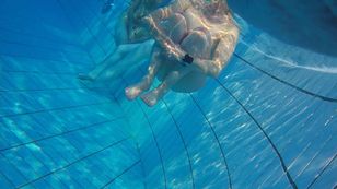 underwater_voyeur_in_sauna_pool 37otspiuzk