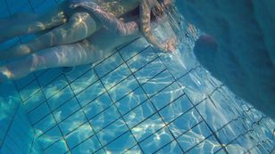 underwater_voyeur_in_sauna_pool 27otspkt0e