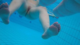 underwater_voyeur_in_sauna_pool w7otspouxs