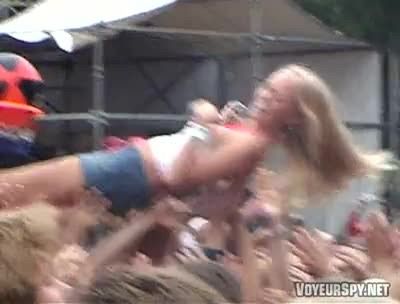 Crowdsurfergetgropedgrabb Vbacjv