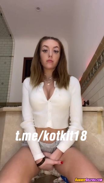 Aniya – 21 Years Old College Girl Teases Perfect Body On Instagram