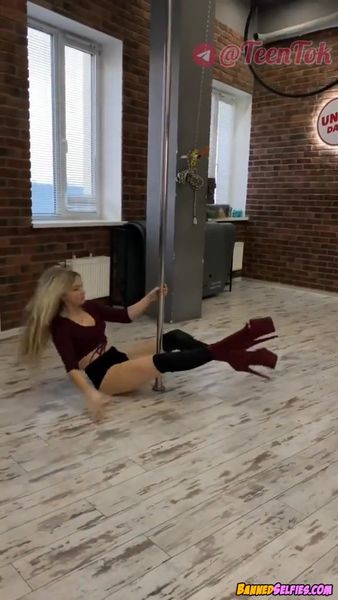 Arabella – 20 Years Cheerleader Babe Epic Nude Selfie On Instagram