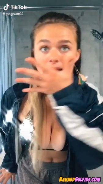 Claire – Quick Nude Tease 22 Years Old On Instagram