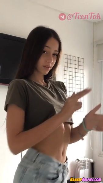 Corinne – Girl Nude Selfie On Instagram