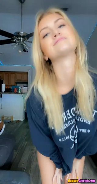 Harper – 21 Years Old College Girl Teases Perfect Body