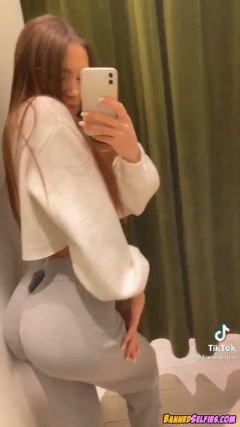 Hope – Hot Nude Selfie Tease 20 Years Old On Tiktok