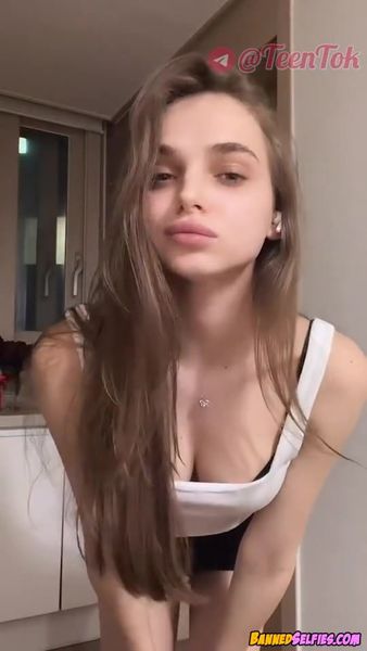 Jadyn – Highschool Girl Talked Into Nude Selfie By Complete Stranger