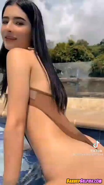 Julia – Amazing 18 Years Old Teen Girl Nude Instagram Selfie