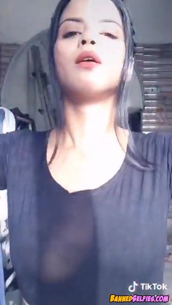 Katrina – Amazing 18 Years Old School Babe Nude Selfie