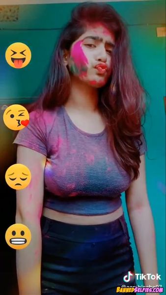 Lindsey – 19 Year Super Hot Girl Epic Nude Selfie On Instagram