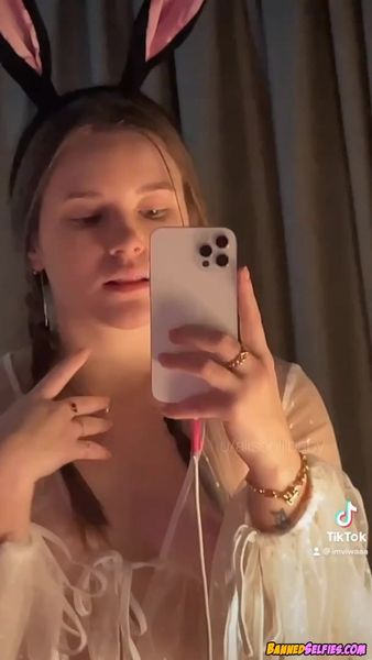 Mariam – Hot Amateur Teen Striptease
