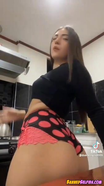 Melody – Amazing 20 Years Old College Babe Nude Instagram Selfie