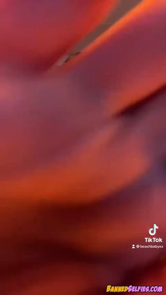 Reyna – Sexy Babe Strips On Tiktok