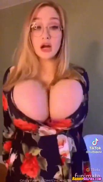 Roselyn – College Girl First Time Nude Selfie On Tiktok