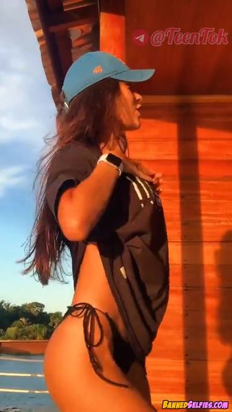 Tara – 21 Year Old Cheerleader Girl Nude On Instagram