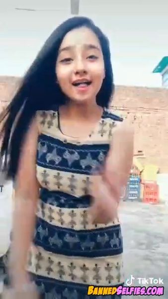 Zaria – Quick Nude Tease 19 Years Old On Tiktok