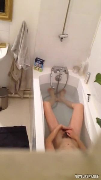 Horny Girl Fingering Her Hairy Pussy In The Bathtu Vbaghe